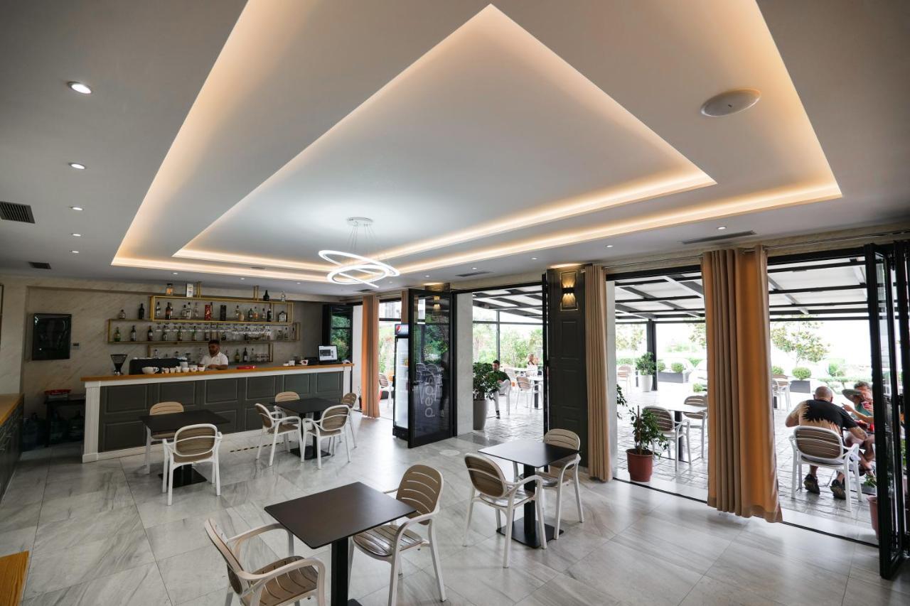 Hotel Roalb Radhimë Extérieur photo