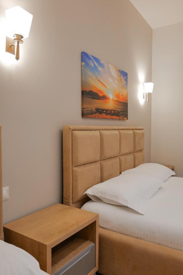 Hotel Roalb Radhimë Extérieur photo