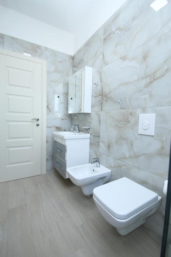Hotel Roalb Radhimë Extérieur photo